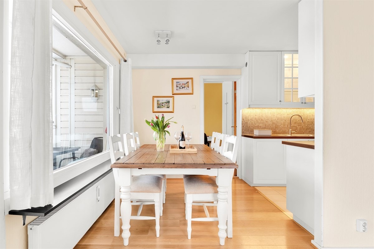 Alt ligger til rette for hyggelige stunder på kjøkkenet, la det være en god matbit eller lekser med de minste! Galleribilde