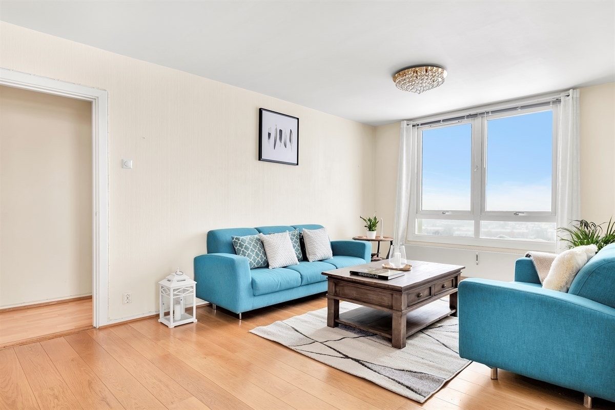 Stuen fremstår som lettstelt og møbleringsvennlig. Galleribilde