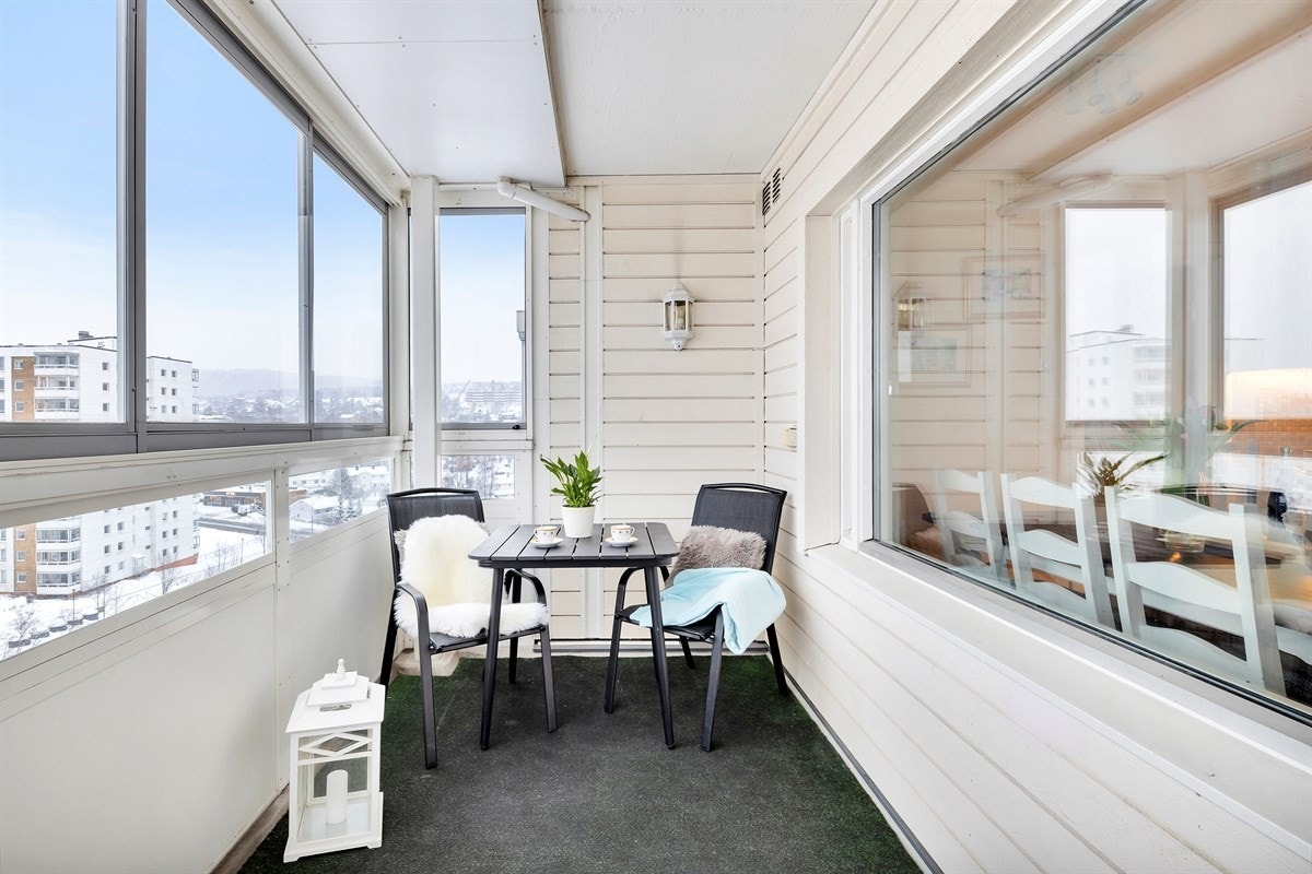 Da balkongen er innglasset samt har tilgang til strøm, blir dette rommet en forlengelse av stuen hele året. På vinteren kan du fint koble til terrassevarmer eller frittstående varmekilder. Galleribilde