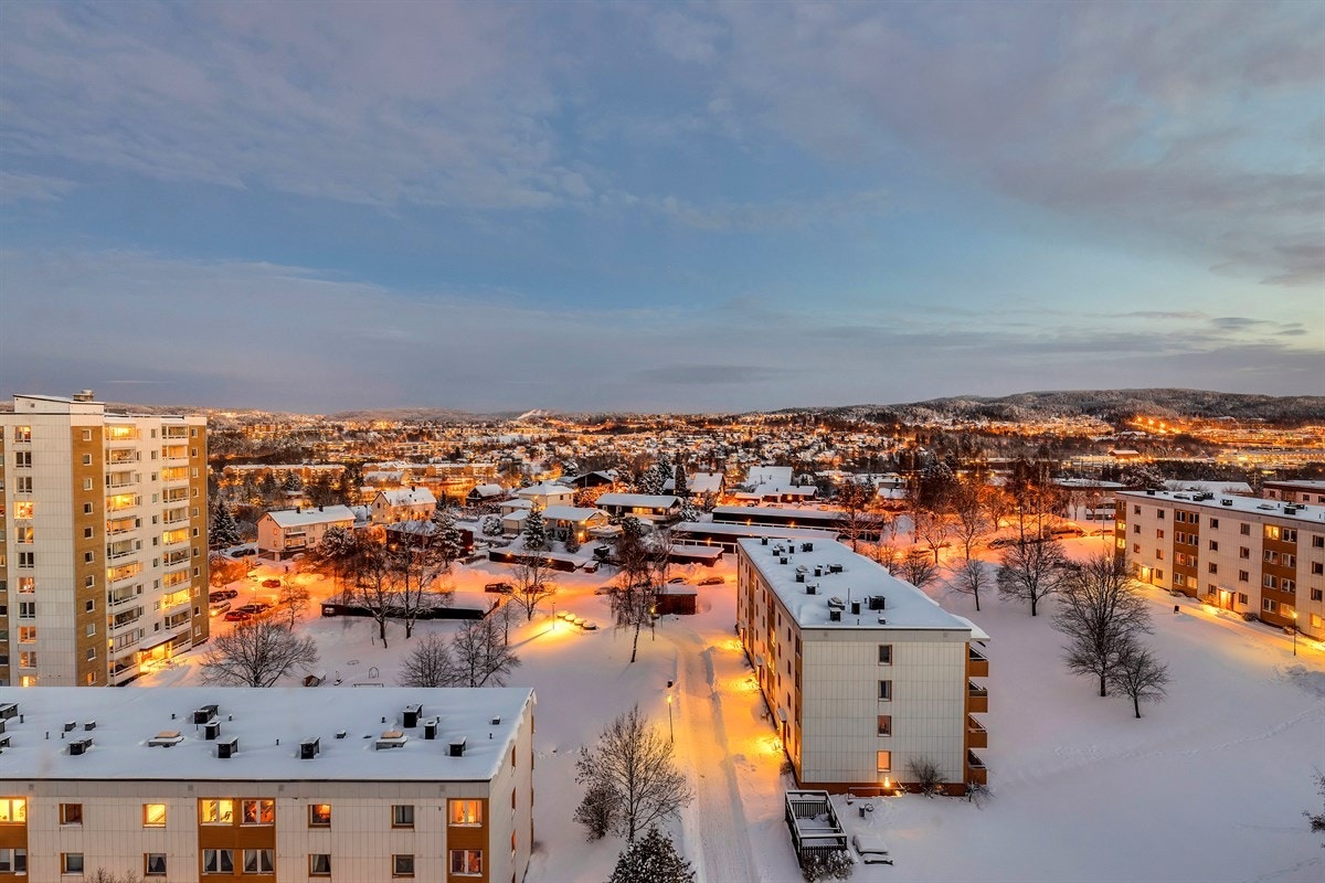 På kveldstid lyser det virkelig seg opp. Utsikten blir til å ta og føle på. Velkommen til Kalbakkveien 21, en magisk utsiktsleilighet! Galleribilde