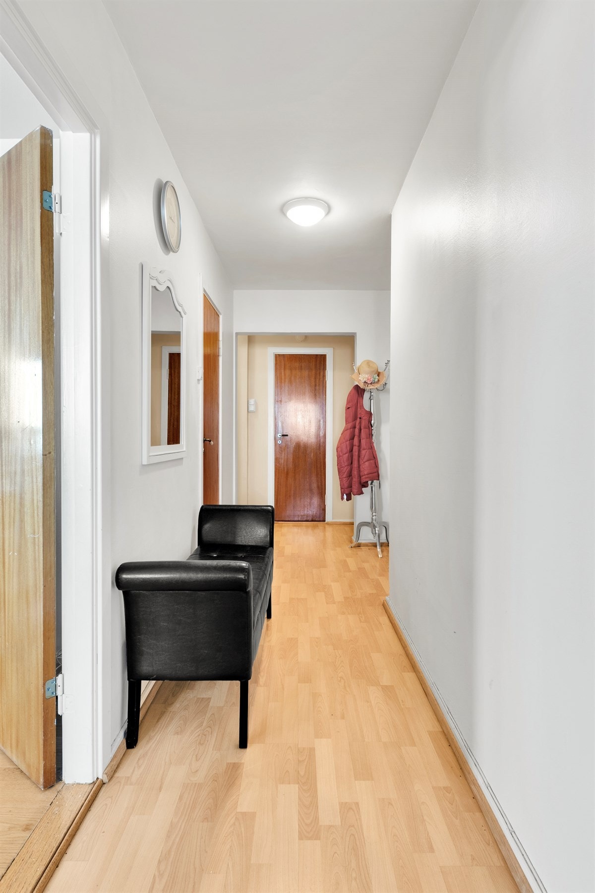 Behagelig inngangsparti som binder sammen hjemmet på en god måte. God plass til å ta av seg sko og yttertøy. Galleribilde