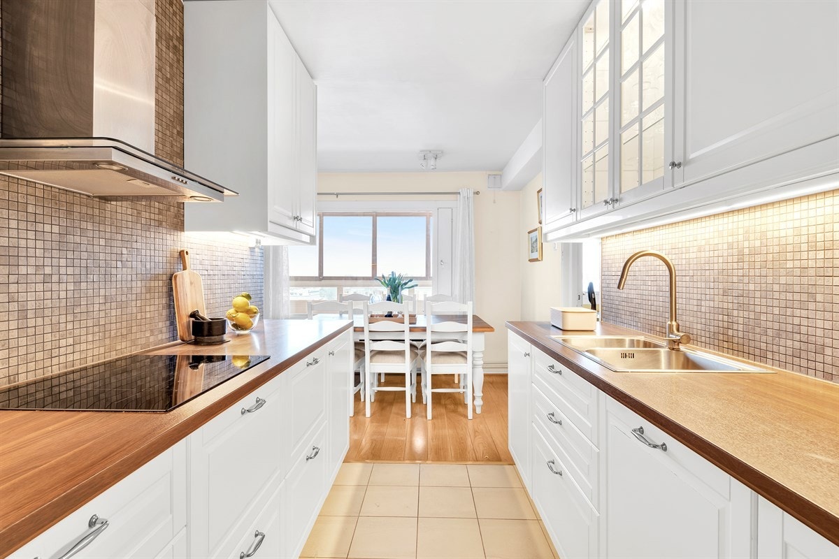 Separat kjøkken men lett tilgjenglig mot stuens spisessone. Galleribilde