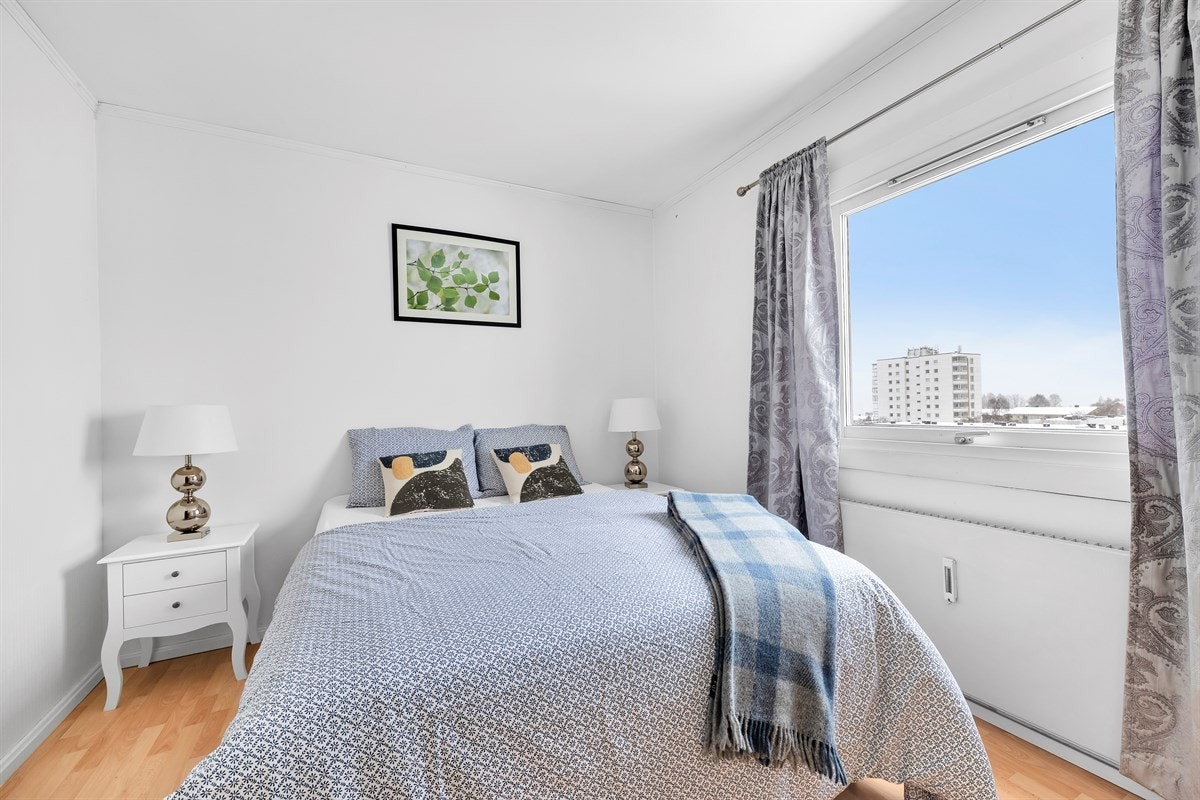 Soverommene fremstår som luftige. Her fra hovedsoverommet. Galleribilde