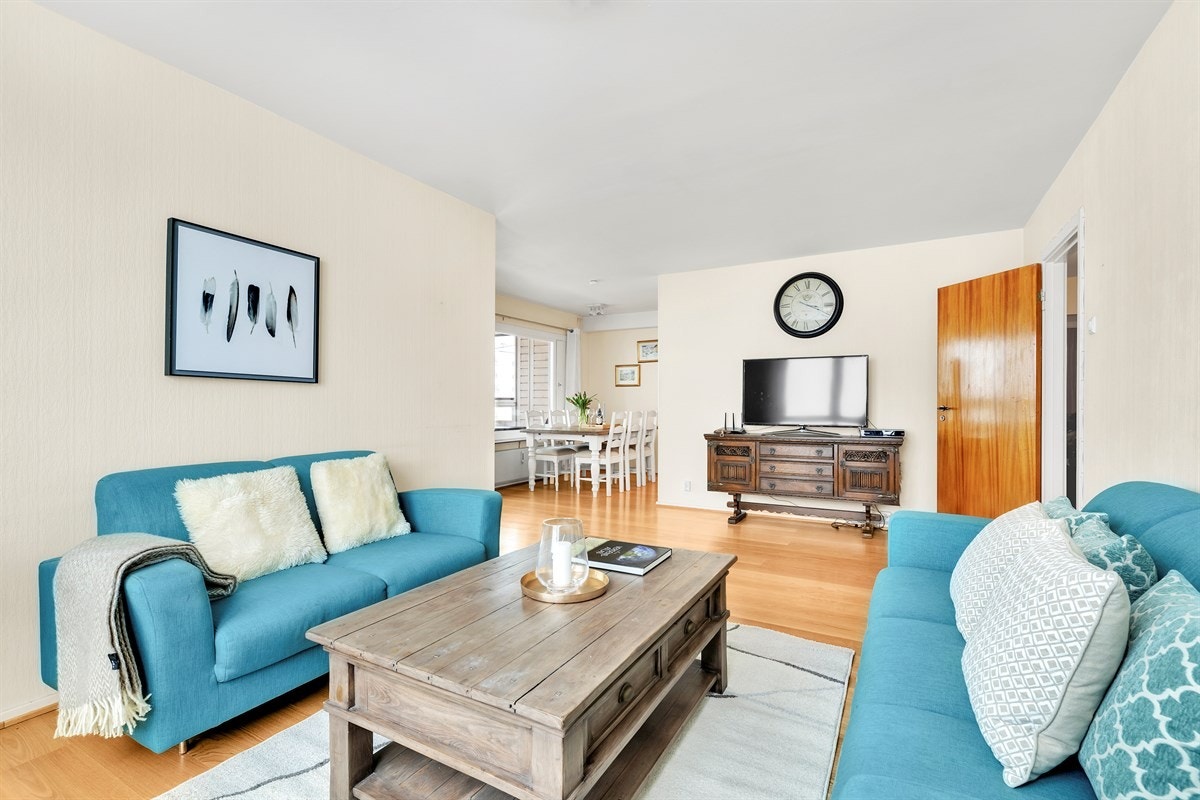 Luftig stue med meget gode møbleringsmuligheter. Galleribilde