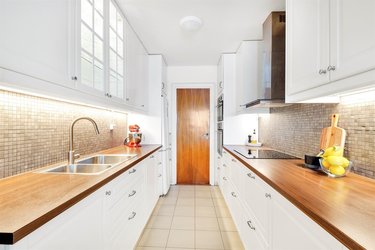 God benkeplass på begge sider av kjøkkenet. Plassen er godt utnyttet, her kan kokken briljere. Galleribilde