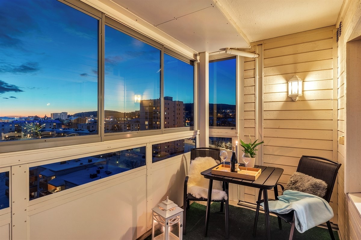 SPEKTAKULÆR UTSIKT | HEIS | 3 GODE SOVEROM | SENTRALT & ROLIG | ETABLERT BORETTSLAG | INNGLASSET BALKONG | STORE VINSUFLATER & OG MASSE NATURLIG LYS | Galleribilde