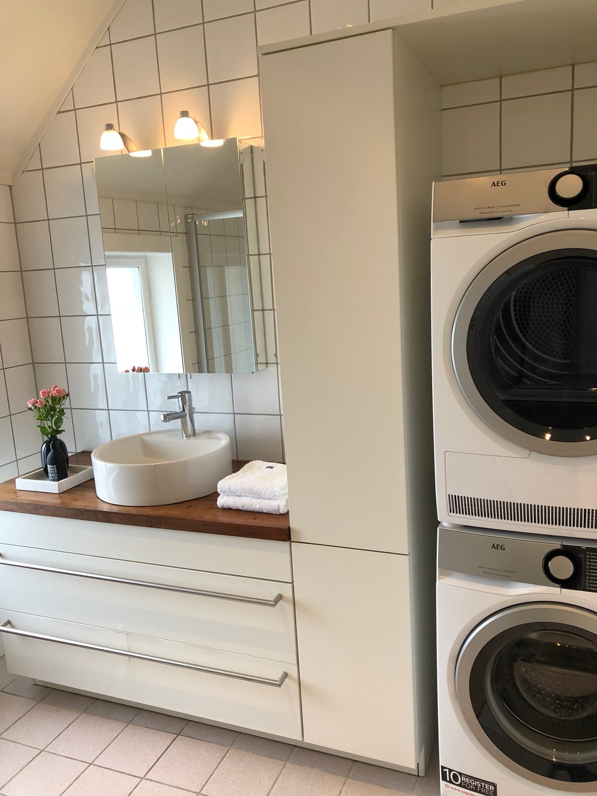 Nye og ubrukte hvitevarer på bad Galleribilde