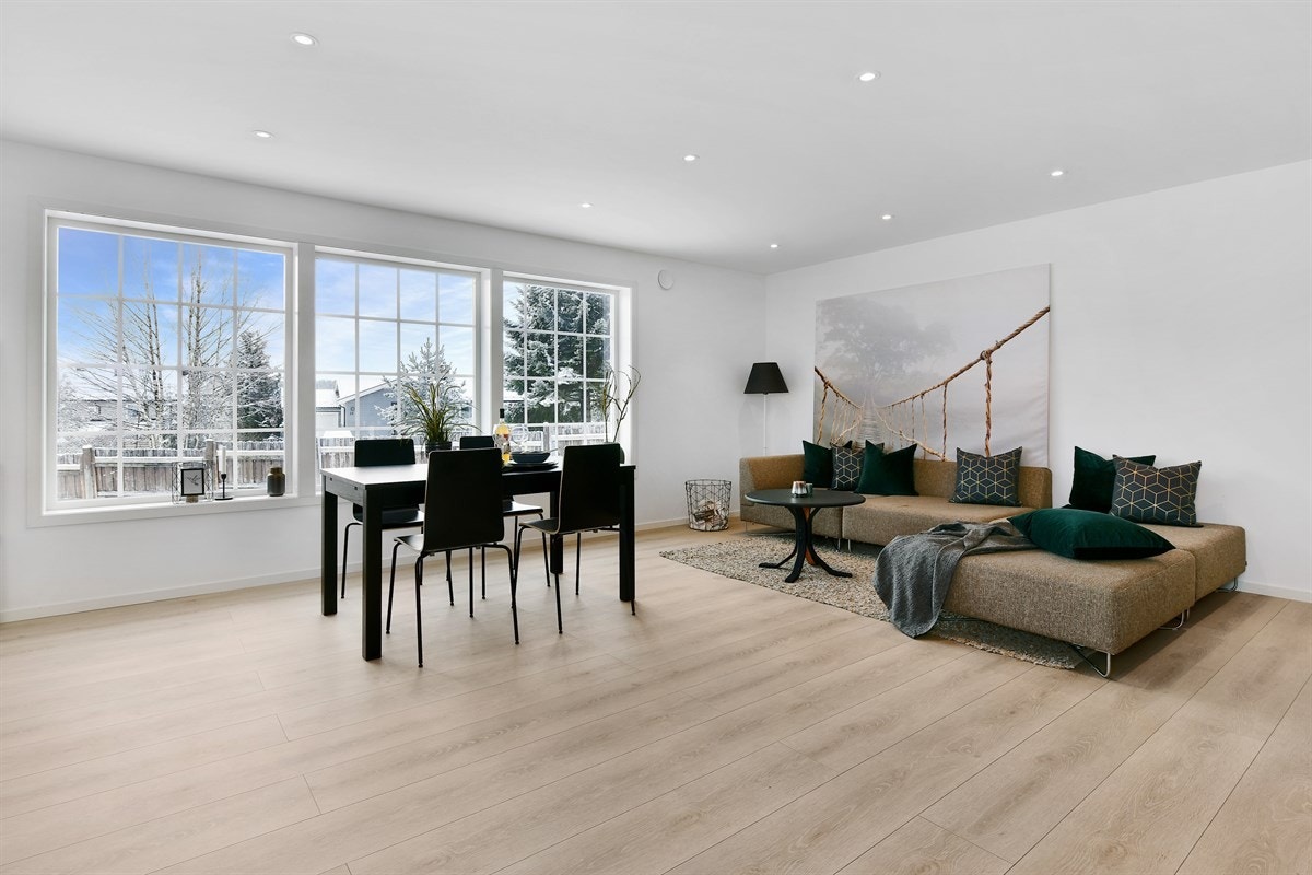 Store vindusflater gir behagelige lysforhold og understreker rommets luftige atmosfære. Galleribilde