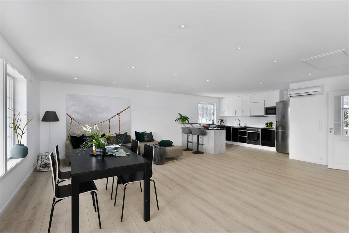 Stuen oppleves som romslig og svært innbydende med laminat på gulv, lyse veggflater og downlights. Rommet har for øvrig rikelig med plass for både sofagruppe og spisestuemøblement. Galleribilde