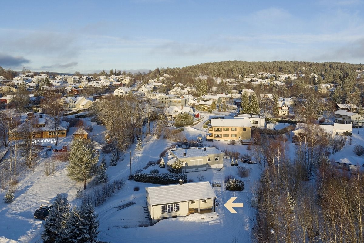 Boligen har 2 stuer. 2 kjøkken. 1 vaskerom og 2 bad fra 2018. Sentralt! Galleribilde