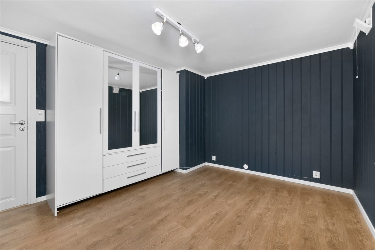 Garderobeskap i innredet rom. Galleribilde