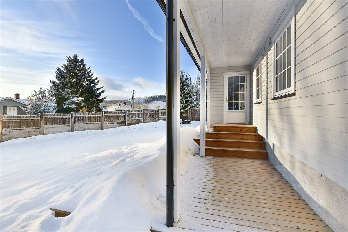 I første etasje er det utgang fra stuen til en koselig terrasse med overbygg og enkel adkomst til hagen. Galleribilde