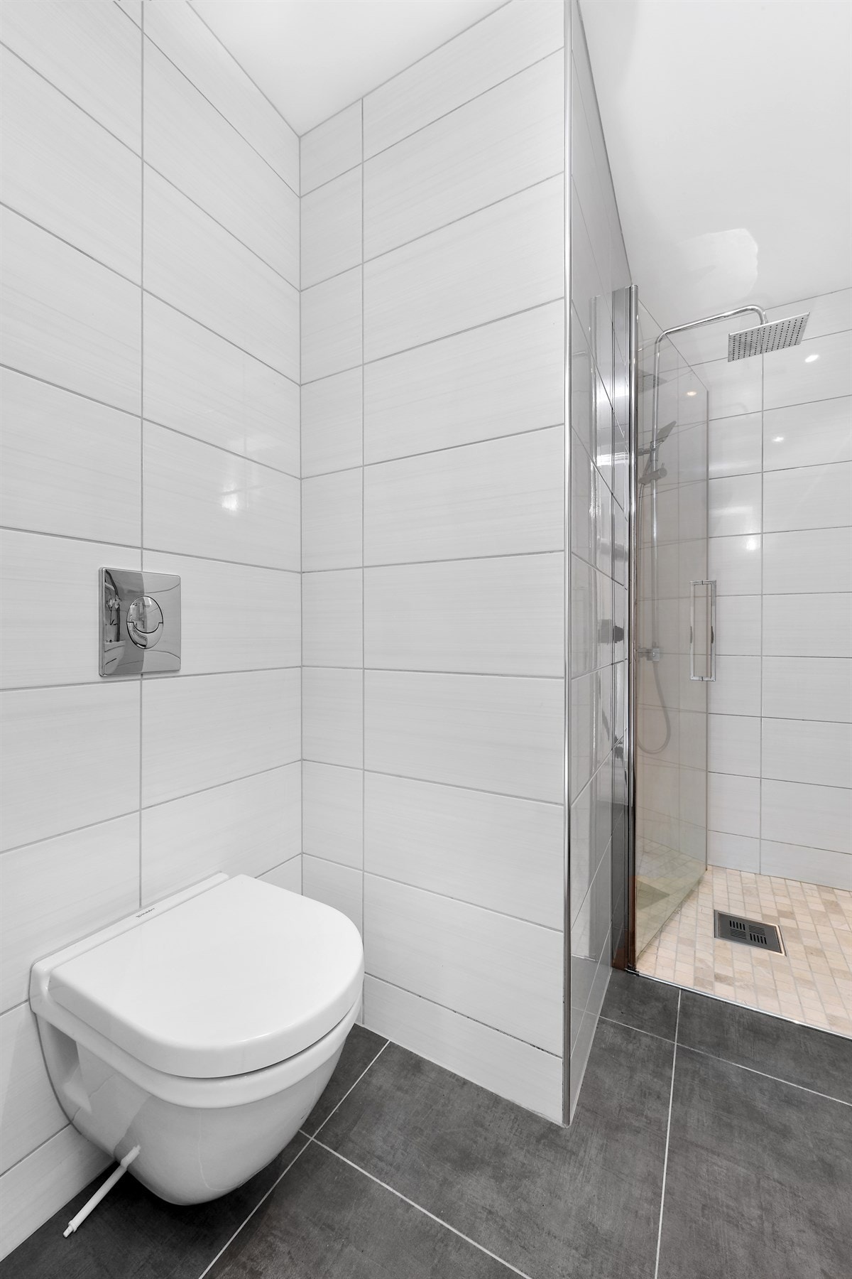 Innredningen består av et bredt servantskap med hvite fronter, heldekkende servant, to veggskap og speil med belysning i overkant. Galleribilde