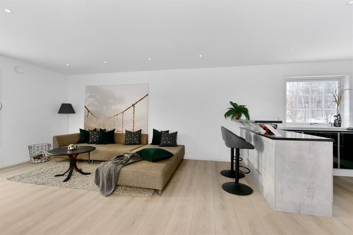 Nydelig stue med store vinduer i 1.etg. Galleribilde