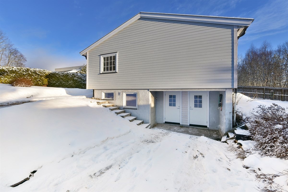 God plass for parkering på gruslagt gårdsplass. Galleribilde