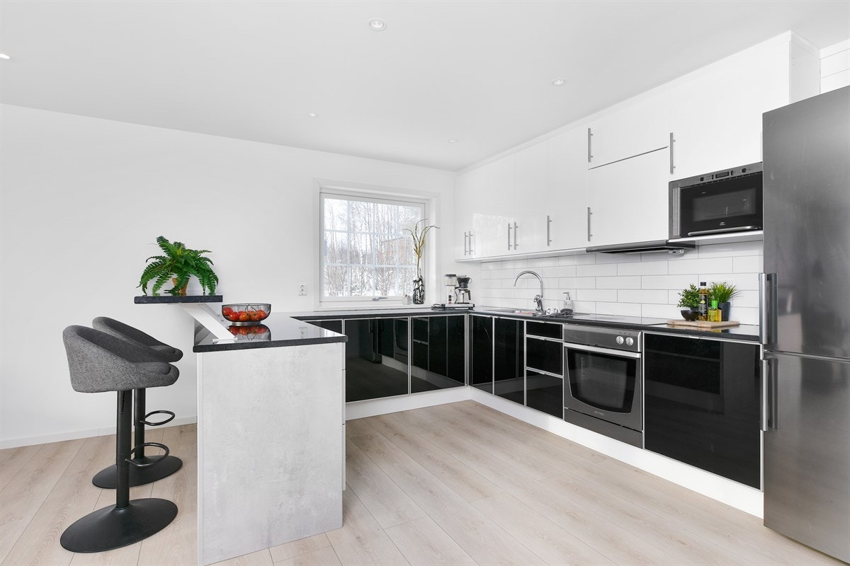 Kjøkkenet er utstyrt med integrert platetopp, stekeovn, mikrobølgeovn og oppvaskmaskin. Galleribilde