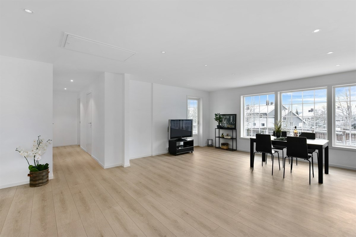 Fra stuen er det også utgang til en overbygd terrasse. Galleribilde