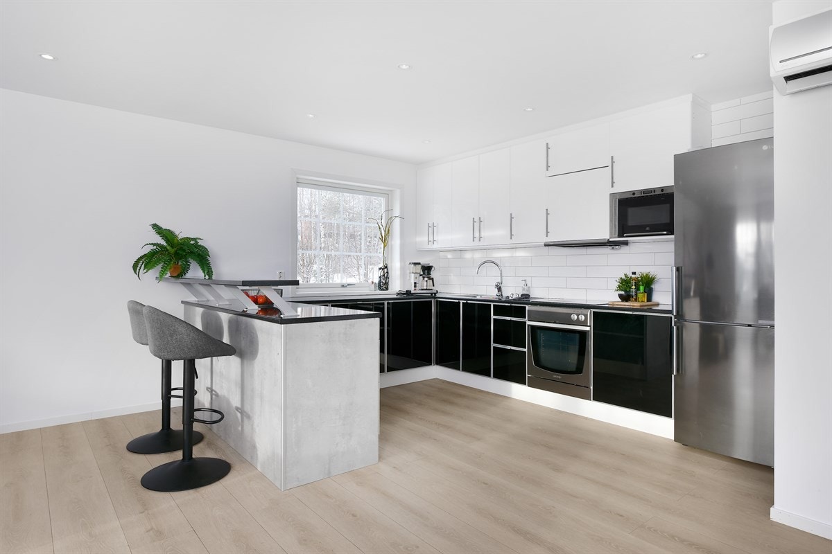 Innredningen fra 2012 er holdt i et moderne design med glatte høyglansfronter hvor overskapene er hvite og underskapene er sorte. Galleribilde