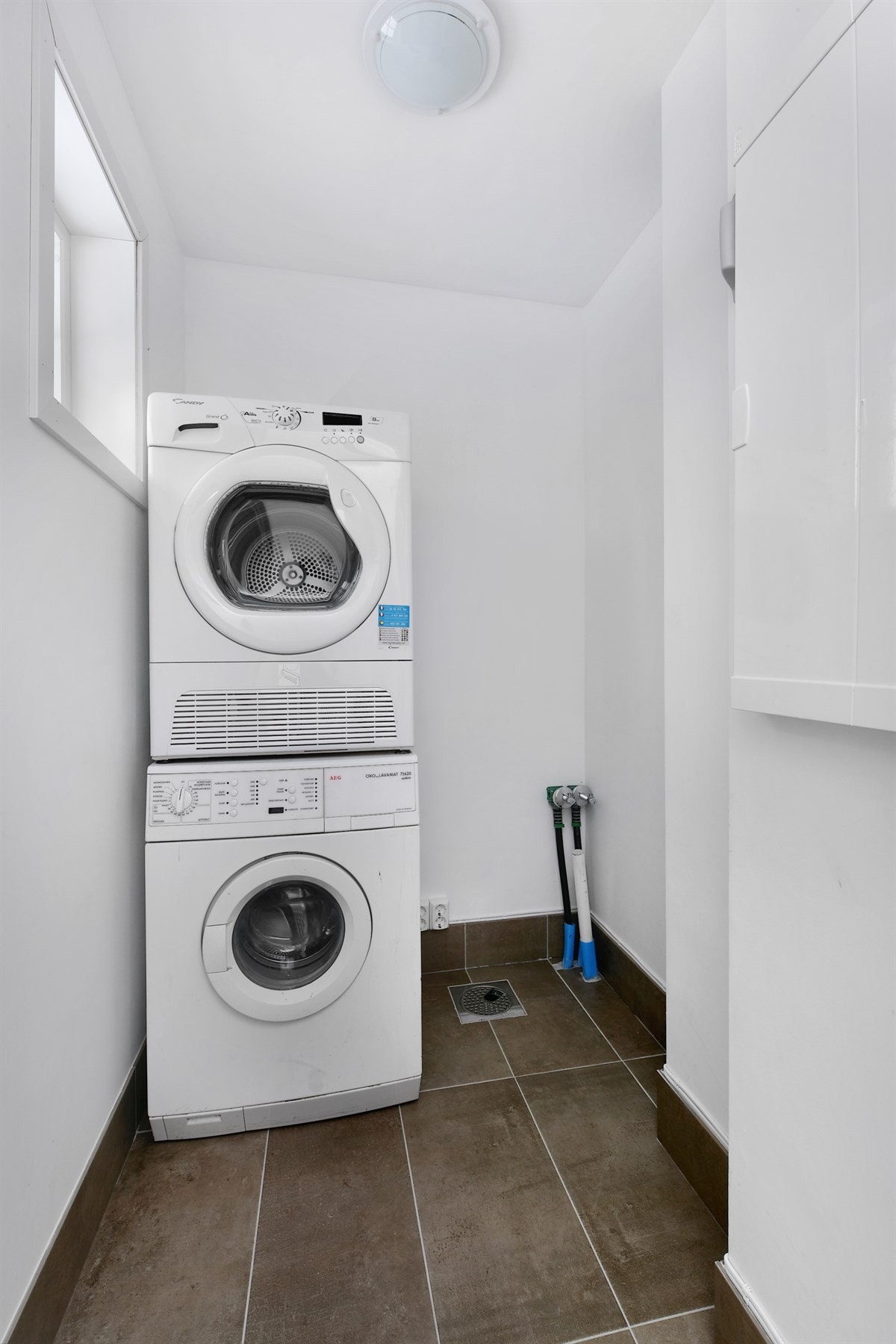 Eneboligen har et separat vaskerom i første etasje med naturlig ventilasjon. Galleribilde