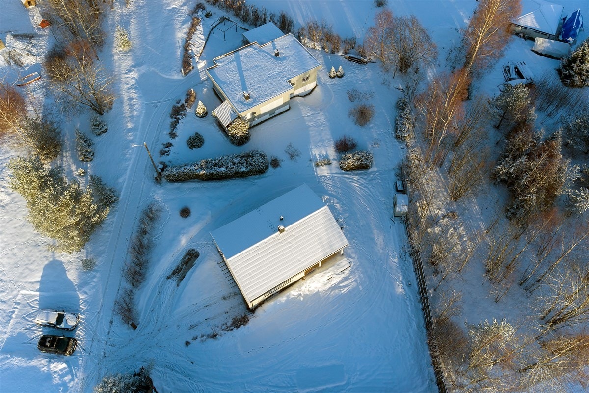 Eiendommen ligger i et etterspurt og meget barnevennlig område på Konnerud i Drammen kommune. Galleribilde