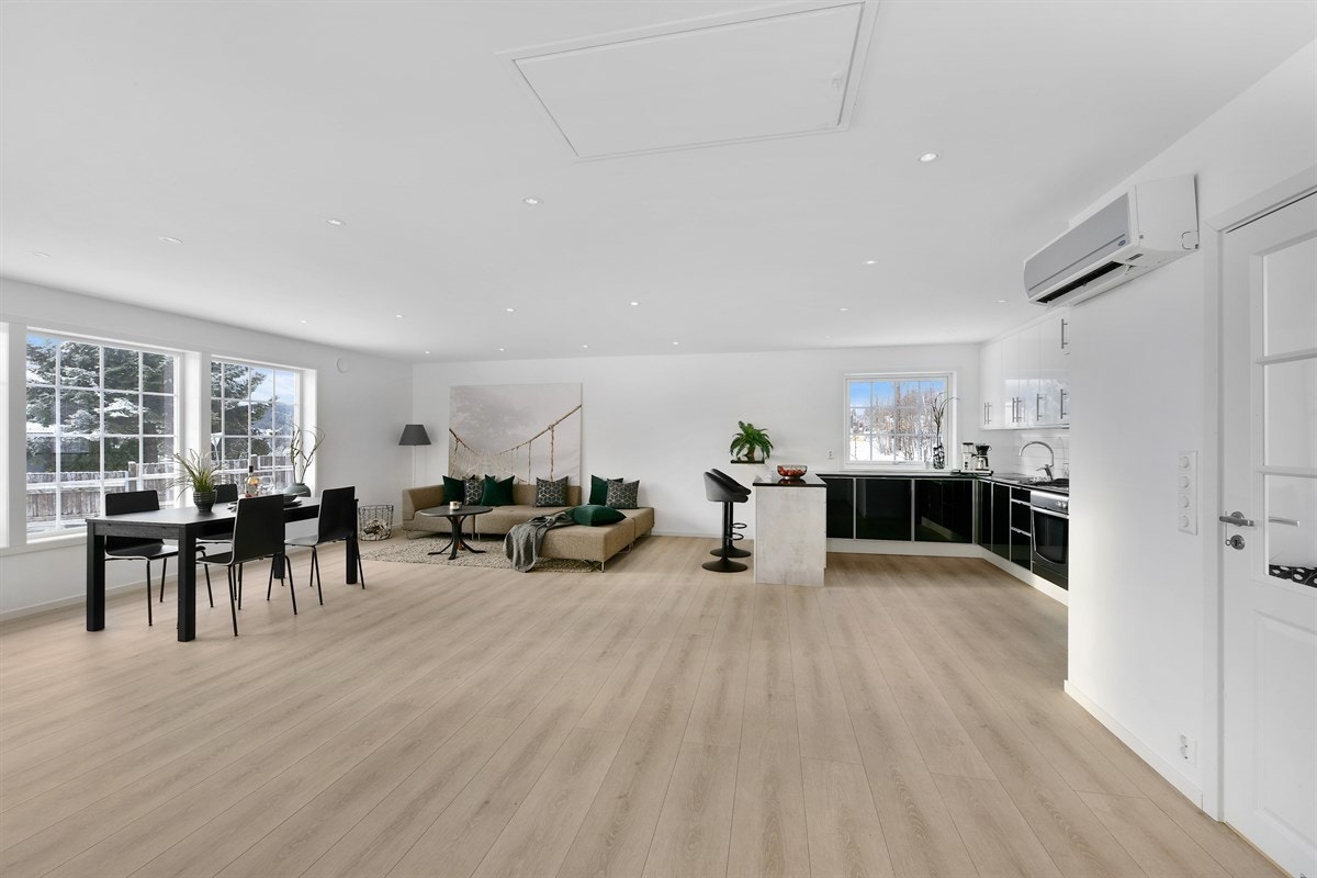 PrivatMegleren ved John Granly Steen og Kristian Arthur Brunvoll har gleden av å presentere denne betydelige oppgraderte eneboligen over 2 plan på romslig tomt. Galleribilde