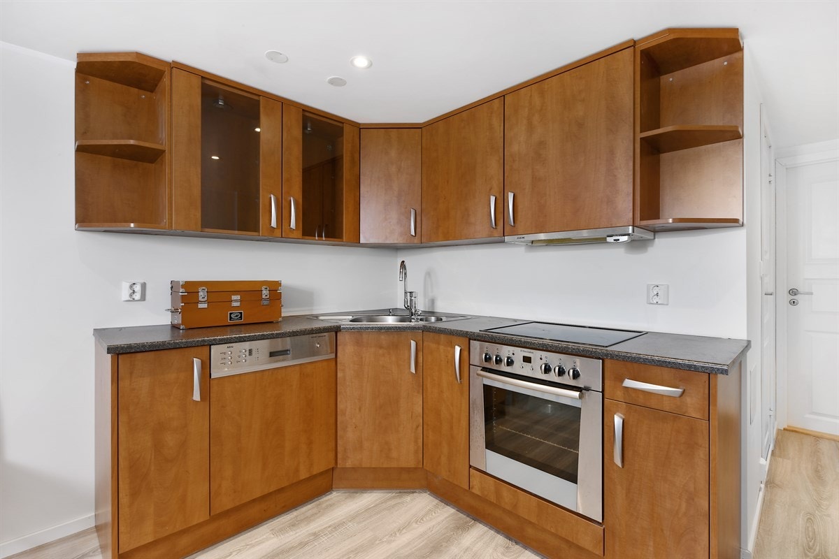 Av utstyr har kjøkkenet integrert platetopp, stekeovn og oppvaskmaskin. Galleribilde