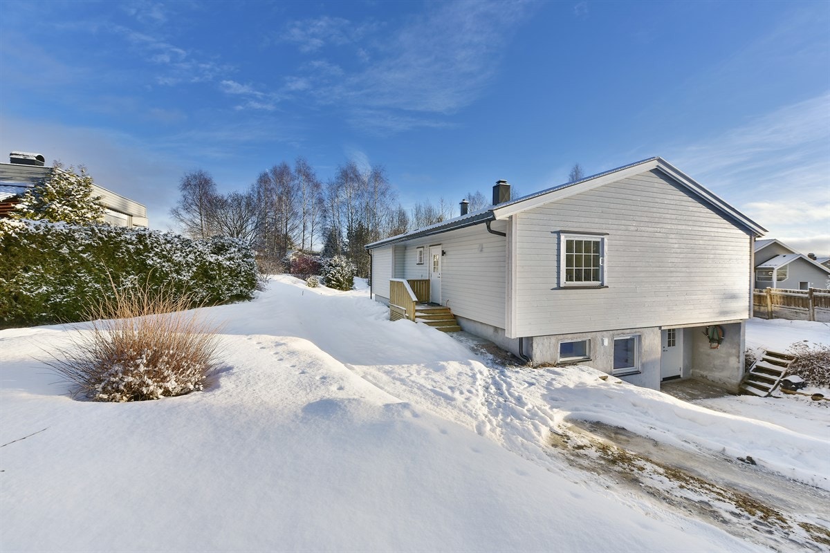 Eneboligen er i de senere år blitt betydelig renovert og fremstår som et innbydende hjem med lyse fargevalg og gode rom. Galleribilde