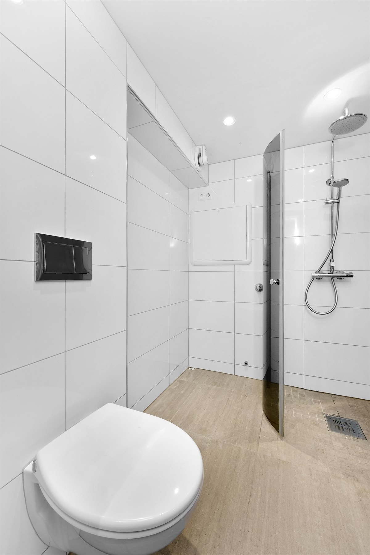 Badet har også veggmontert toalett, dusj og opplegg for vaskemaskin. Galleribilde