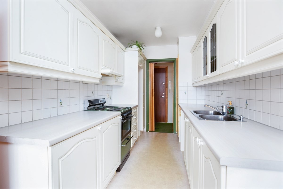 Lyst og velholdt kjøkken. Galleribilde