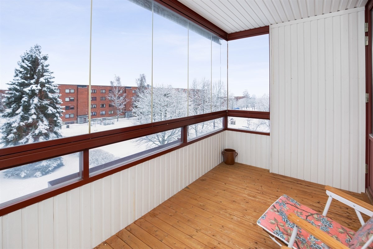 Romslig og deilig innglasset balkong Galleribilde