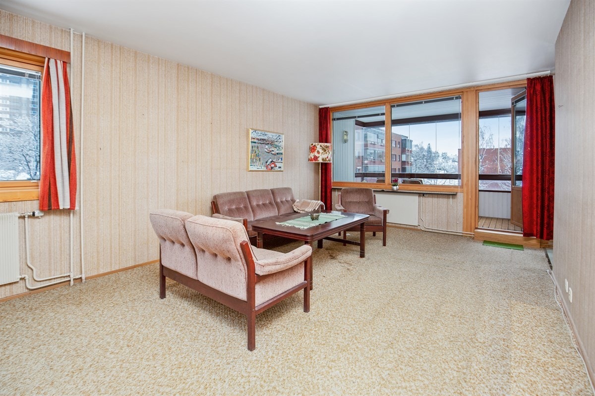 Romslig stue med gode lysforhold Galleribilde