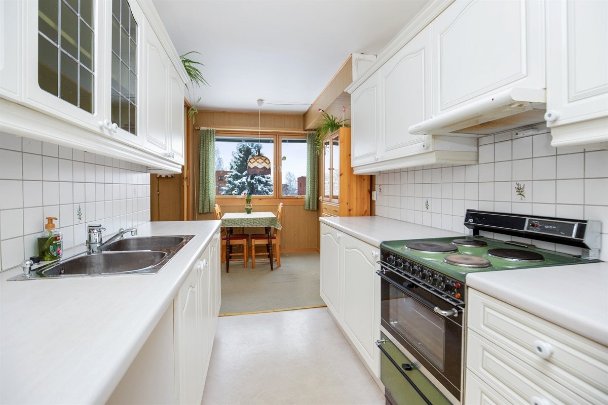 Kjøkkenet er av god størrelse, med mye skap- og benkeplass. Galleribilde