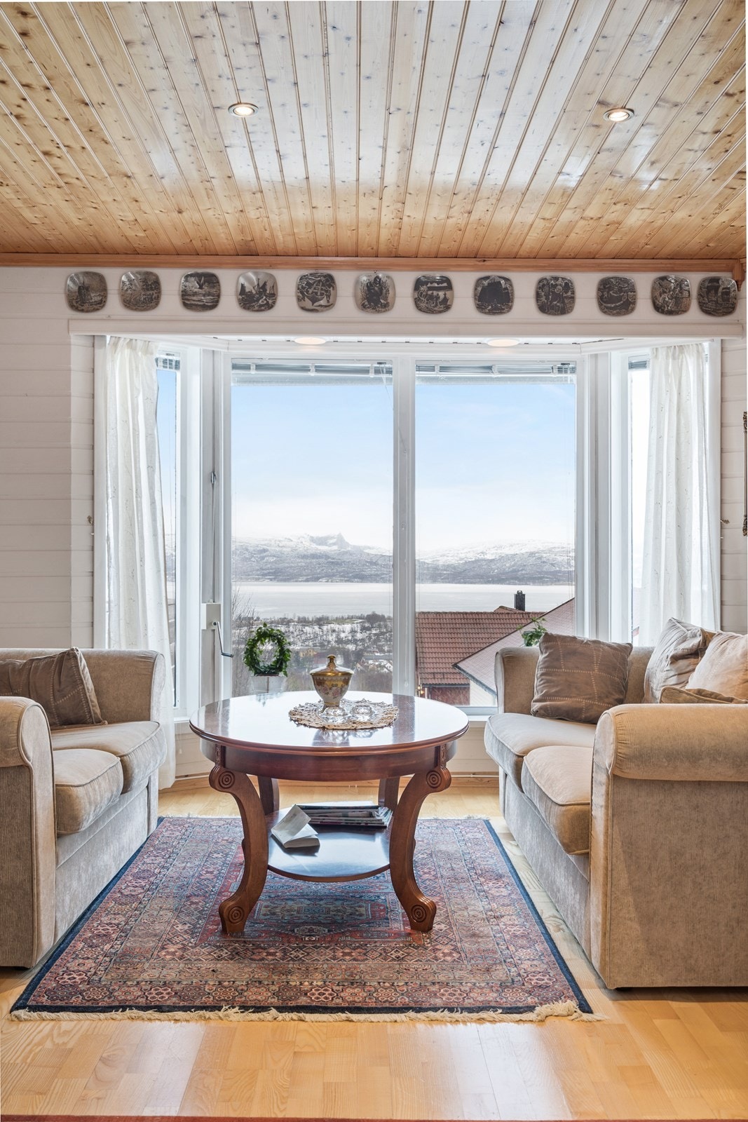 Fra stuevinduene mot sør kan du nyte nydelig utsikt mot fjord og fjell. Galleribilde