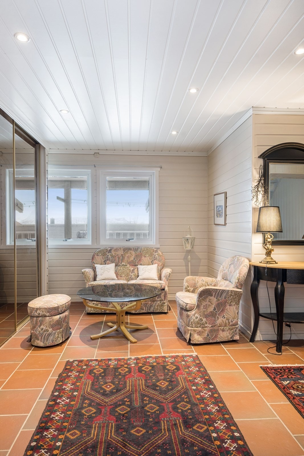 I den romslige hallen er det skyvedørsgarderobe og plass til sittegruppe. Galleribilde