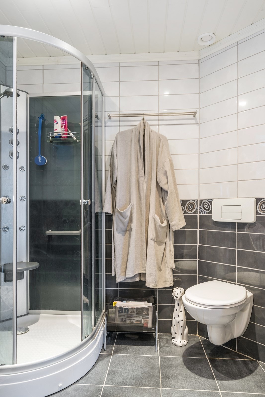 Badet har fliser på overflater med varme i gulv, og det er downlights i tak. Galleribilde
