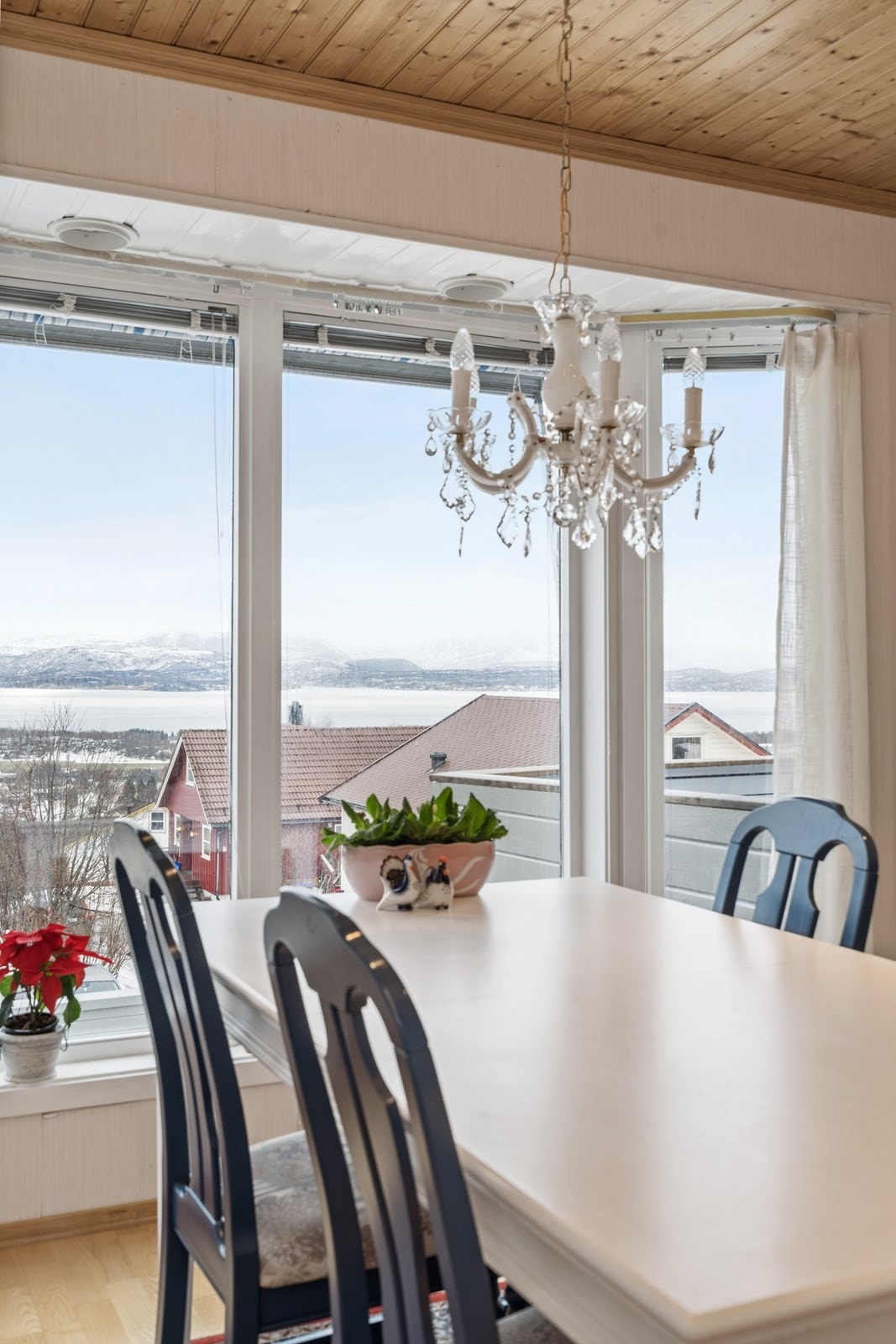 Frokost, lunch eller middag - her kan alle måltider nytes til denne vakre utsikten. Galleribilde
