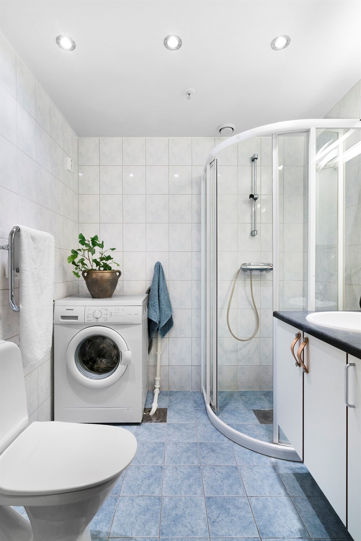 Proaktiv - Badet er utstyr med dusjhjørne, toalett og seksjon med nedfelt vask i benk. Rommet har opplegg for vaskemaskin. Galleribilde