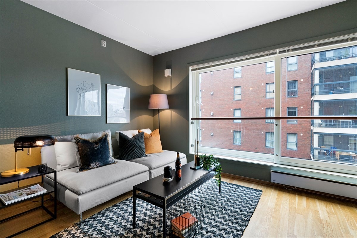 Proaktiv - Det store vinduet i stuen slipper inn mye naturlig lysinnslipp. Galleribilde