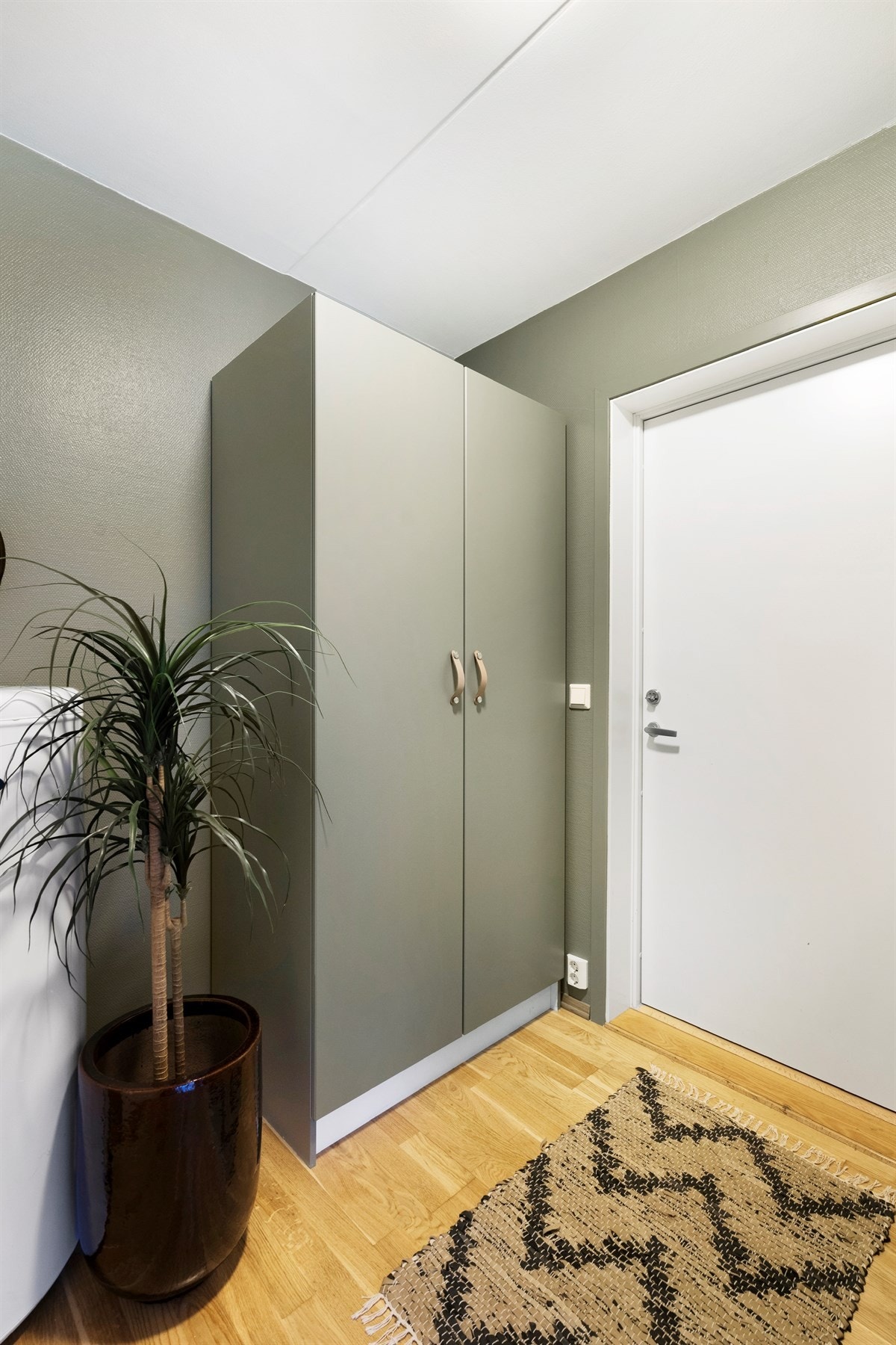 Proaktiv - Gang med plass til å sette fra seg sko og henge fra seg yttertøy i garderobeskap. Galleribilde