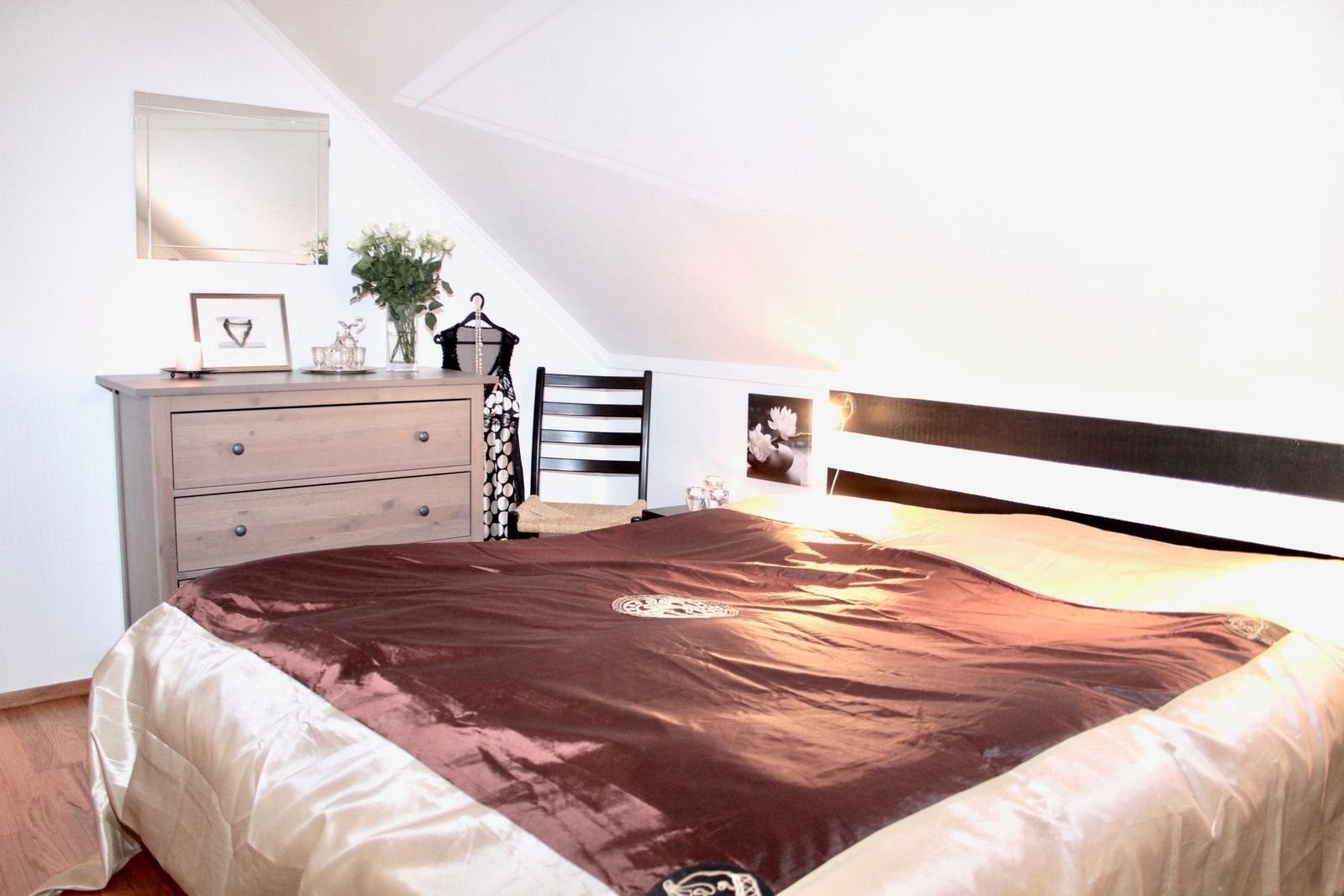 Lyst og trivelig hovedsoverom med stor garderobe. Galleribilde