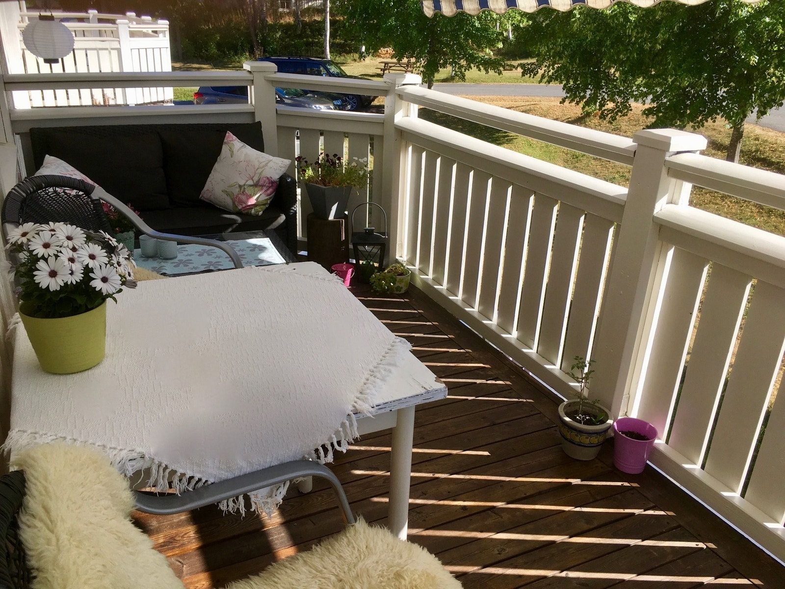 Meget hyggelig, solrik og romslig vestvendt terrasse med sen ettermiddagssol Galleribilde