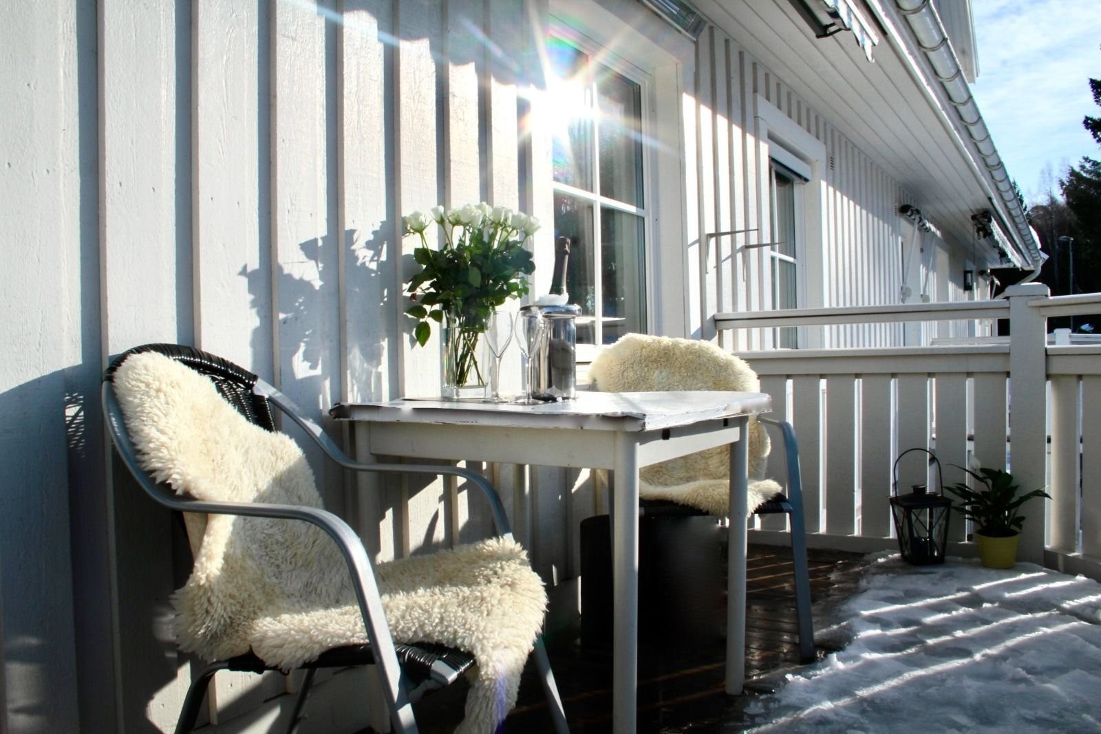 Meget hyggelig, solrik og romslig vestvendt terrasse med sen ettermiddagssol Galleribilde
