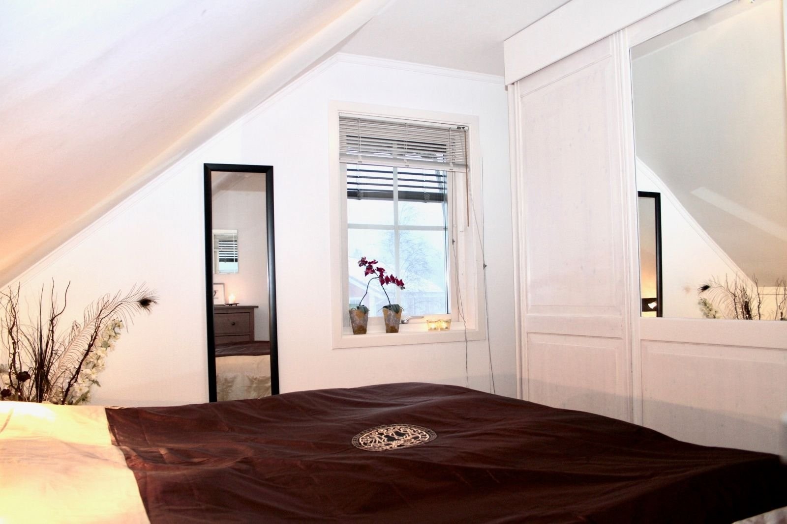 Lyst og trivelig hovedsoverom med stor garderobe. Galleribilde