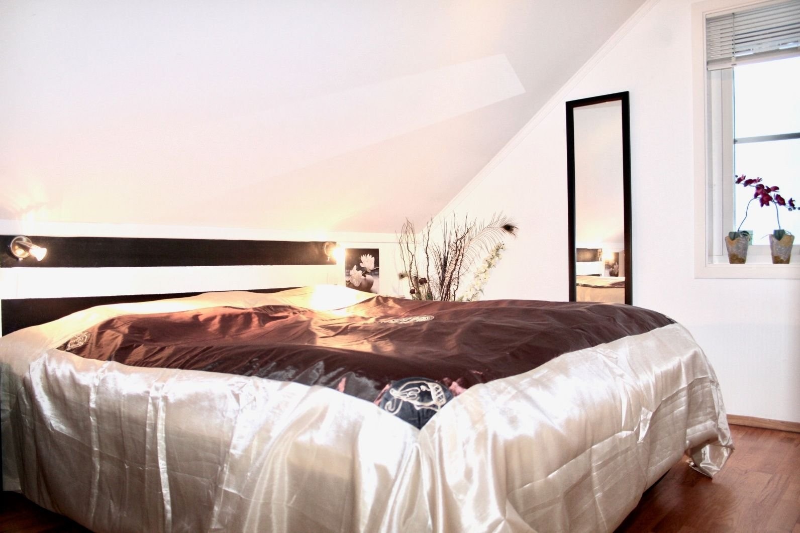 Lyst og trivelig hovedsoverom med stor garderobe. Galleribilde