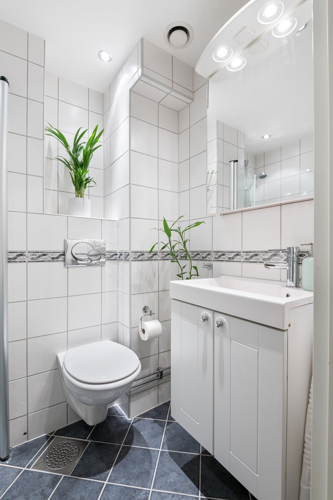 Varmekabler på gulv og downlights i tak. Galleribilde