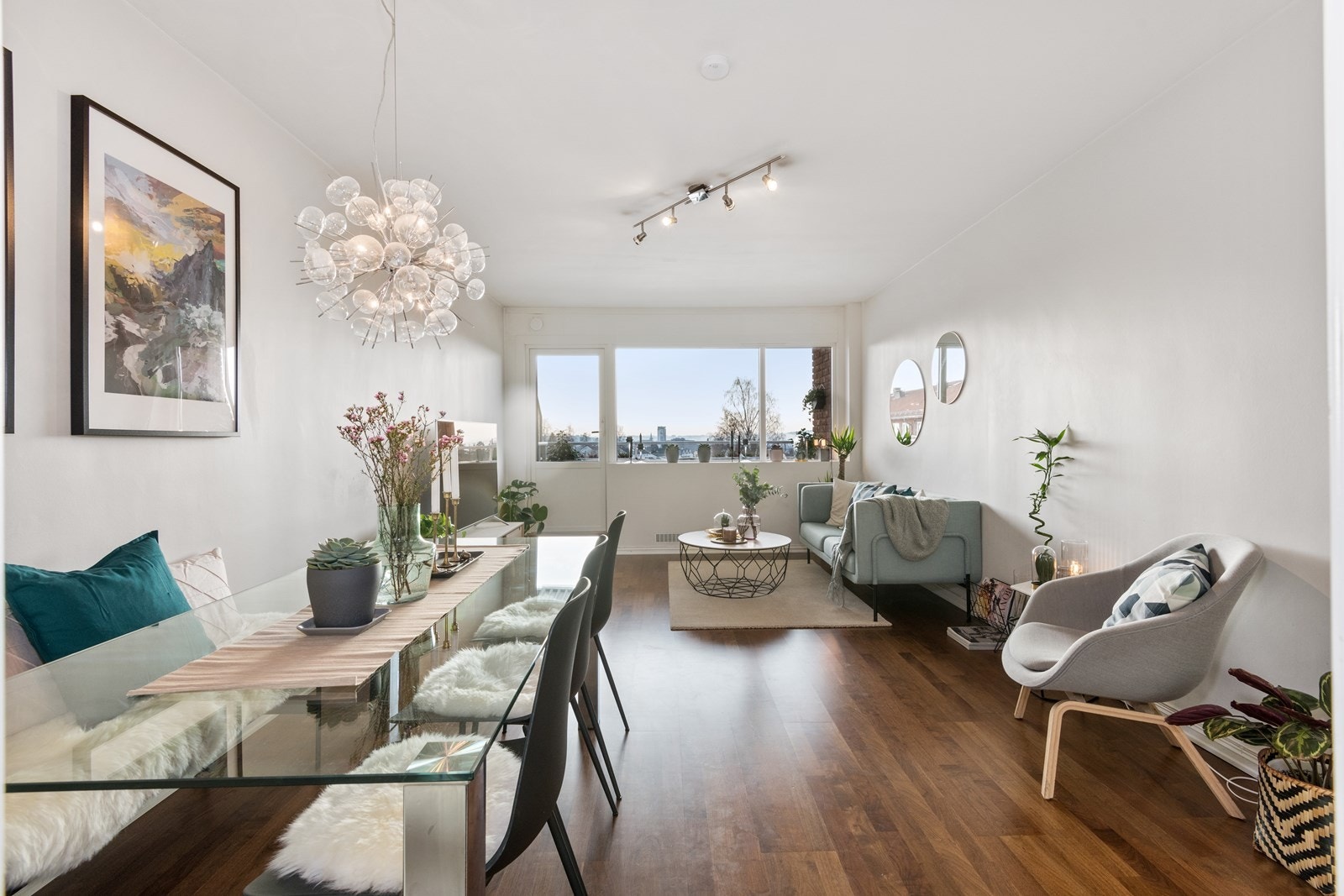 Dette er en lys og gjennomgående 2-roms med en god romfølelse. Galleribilde