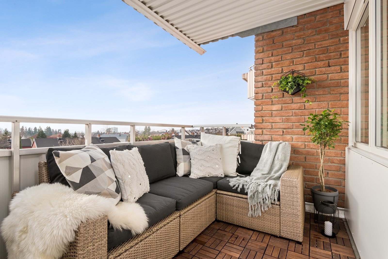 Solen skinner på fra morgenen og hele dagen gjennom, til ca kl. 18:30. Galleribilde