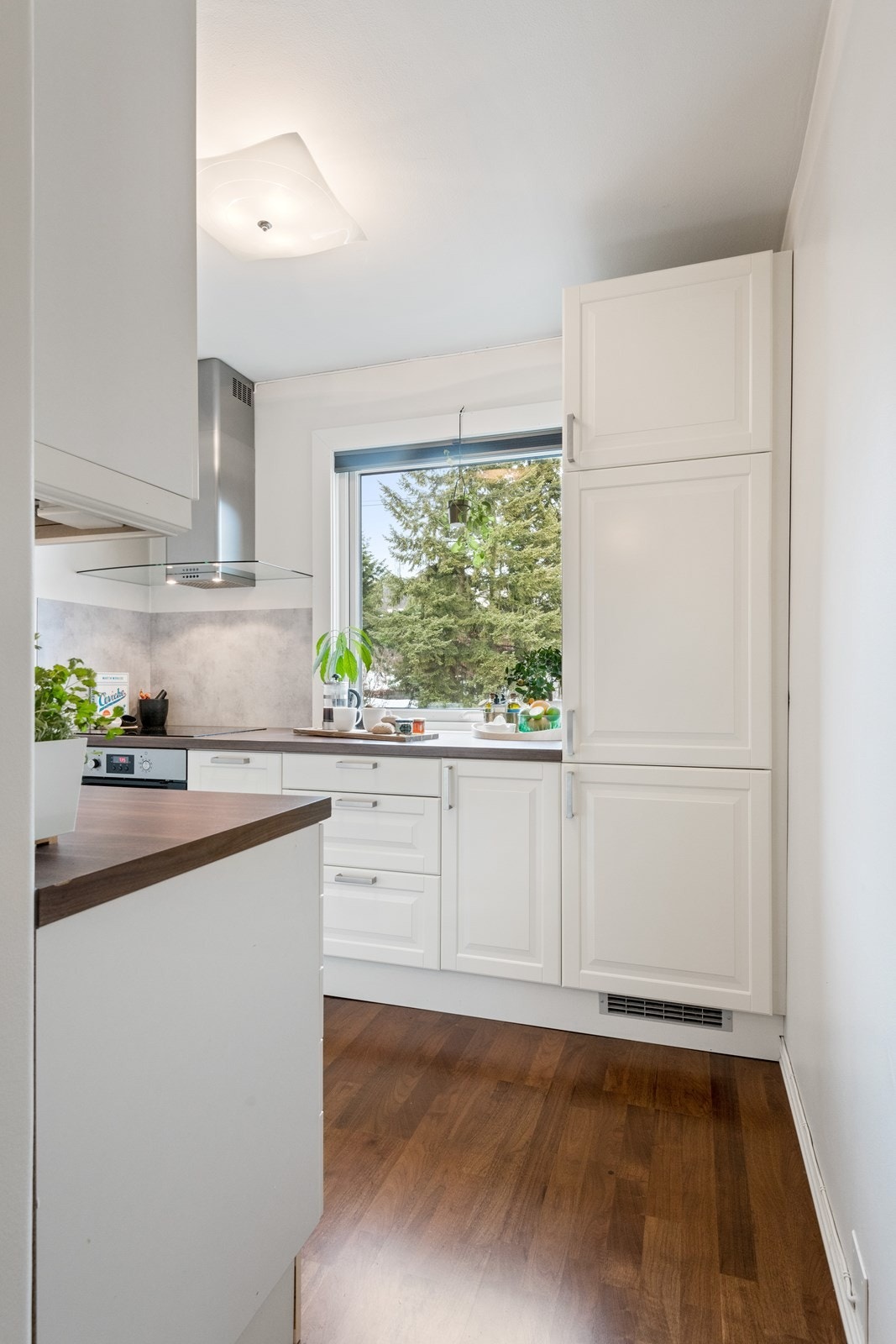 Den fine planløsningen skaper luftige rom og mye lys fra de store vindusflatene generelt i leiligheten. Galleribilde