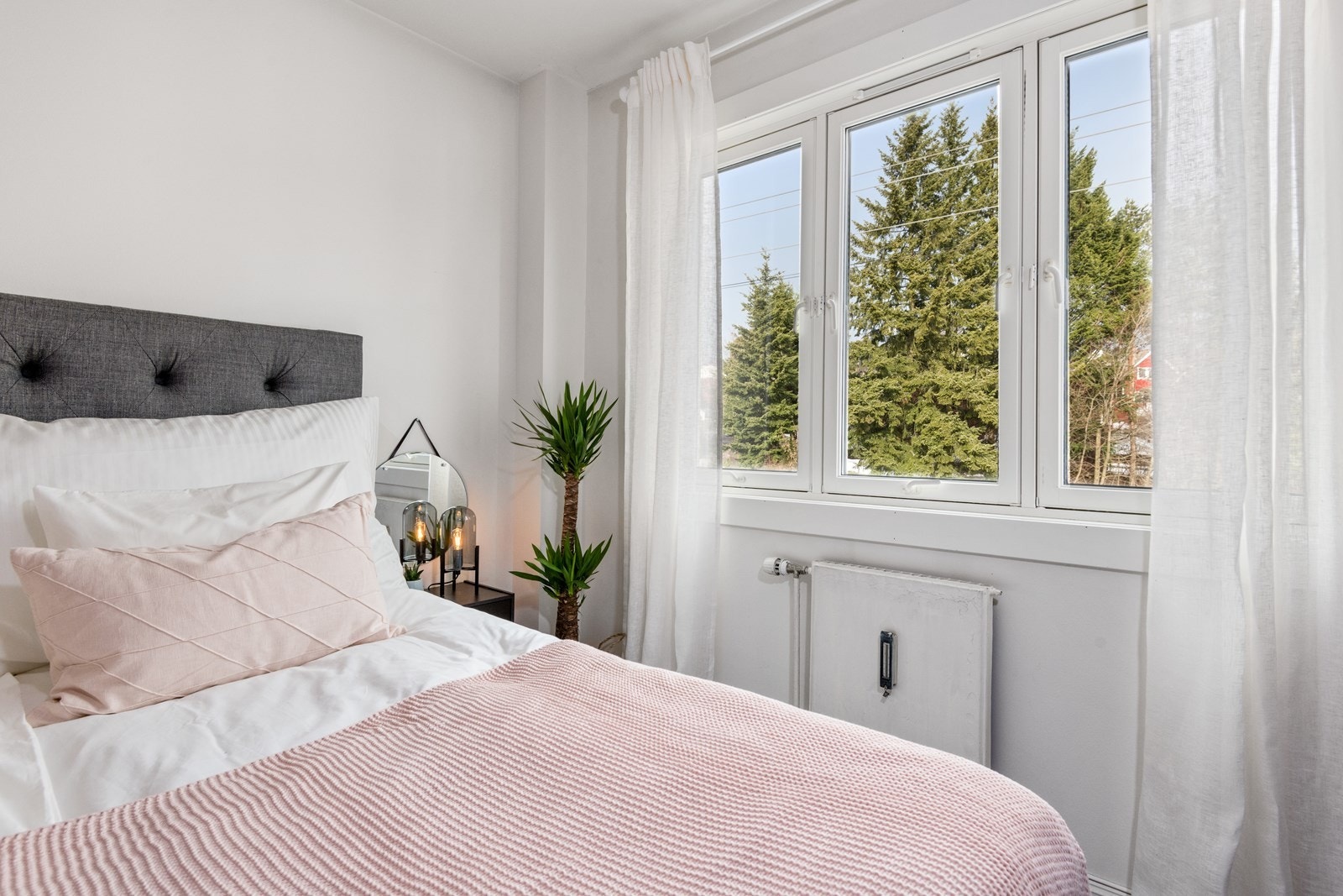 Grønt og frodig utenfor, i et rolig og behagelig område. Galleribilde