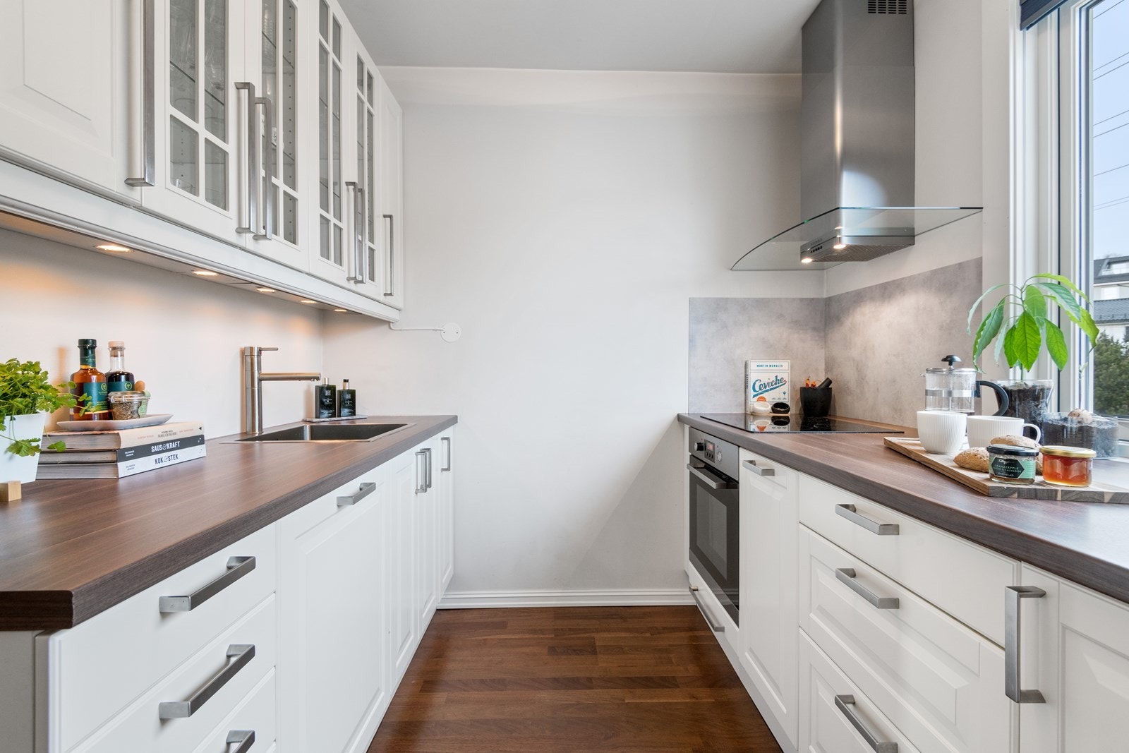 Stilrent og smart oppbygd kjøkken som ble pusset opp i 2010. Galleribilde